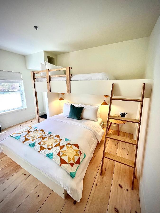 The August House Hotel Уиндзор Екстериор снимка