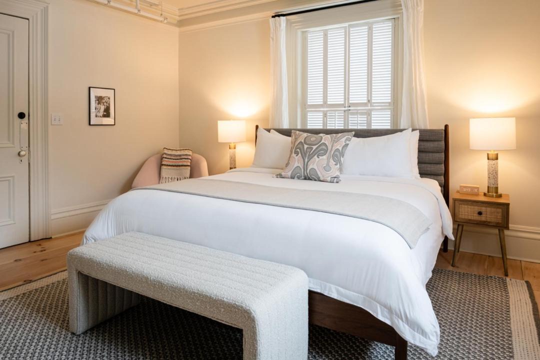 The August House Hotel Уиндзор Екстериор снимка