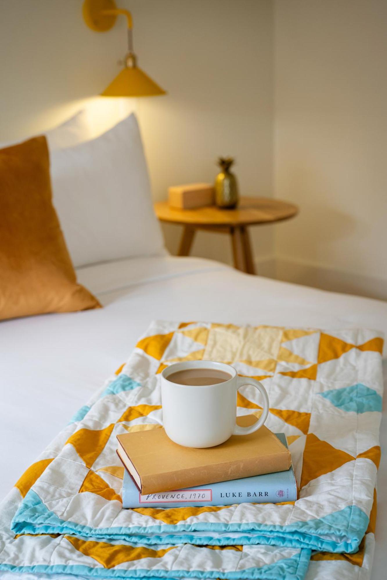 The August House Hotel Уиндзор Екстериор снимка