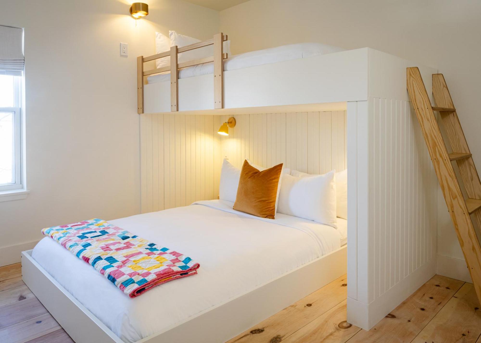 The August House Hotel Уиндзор Екстериор снимка
